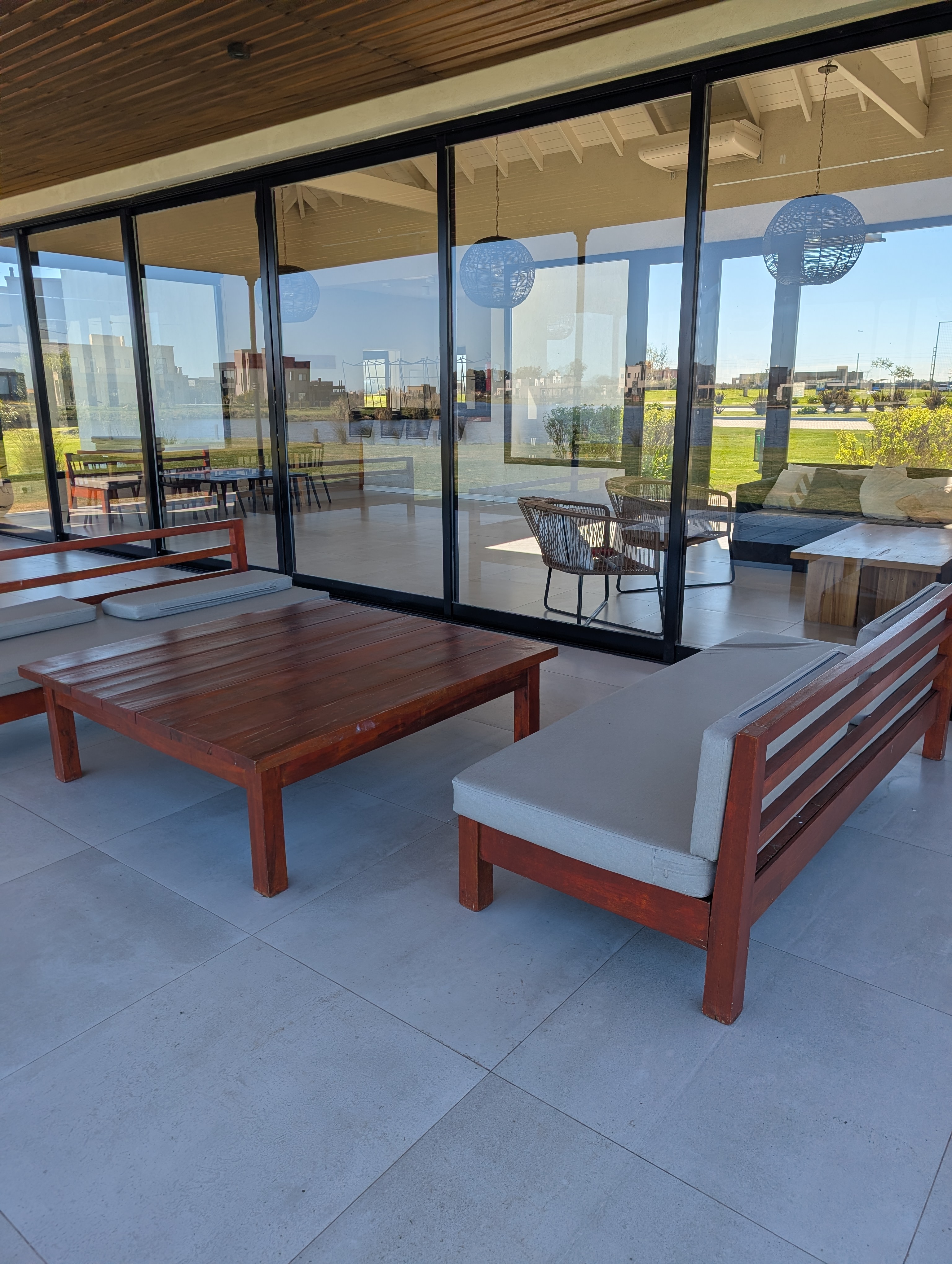 Interior del SUM con mesas y sillas
